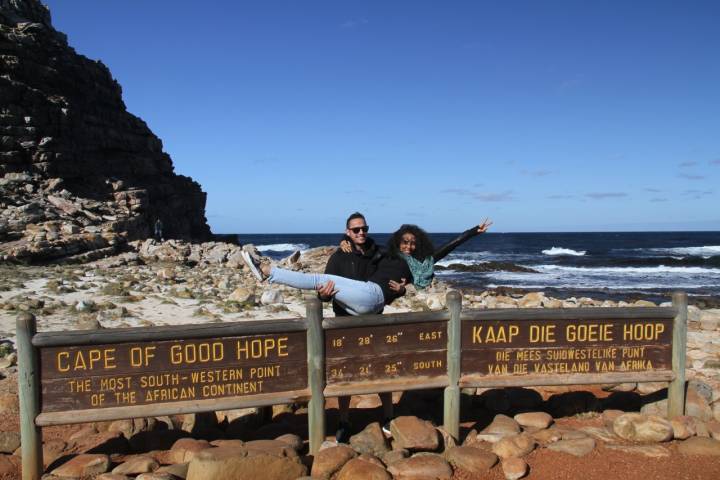 游客与南非好望角标牌合影  新华社记者 高原 摄