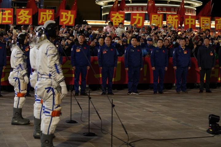 神十三航天员翟志刚,王亚平,叶光富出征