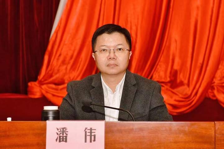 林霞作表态发言丽水市政协副主席,市委组织部常务副部长何卫宁宣布