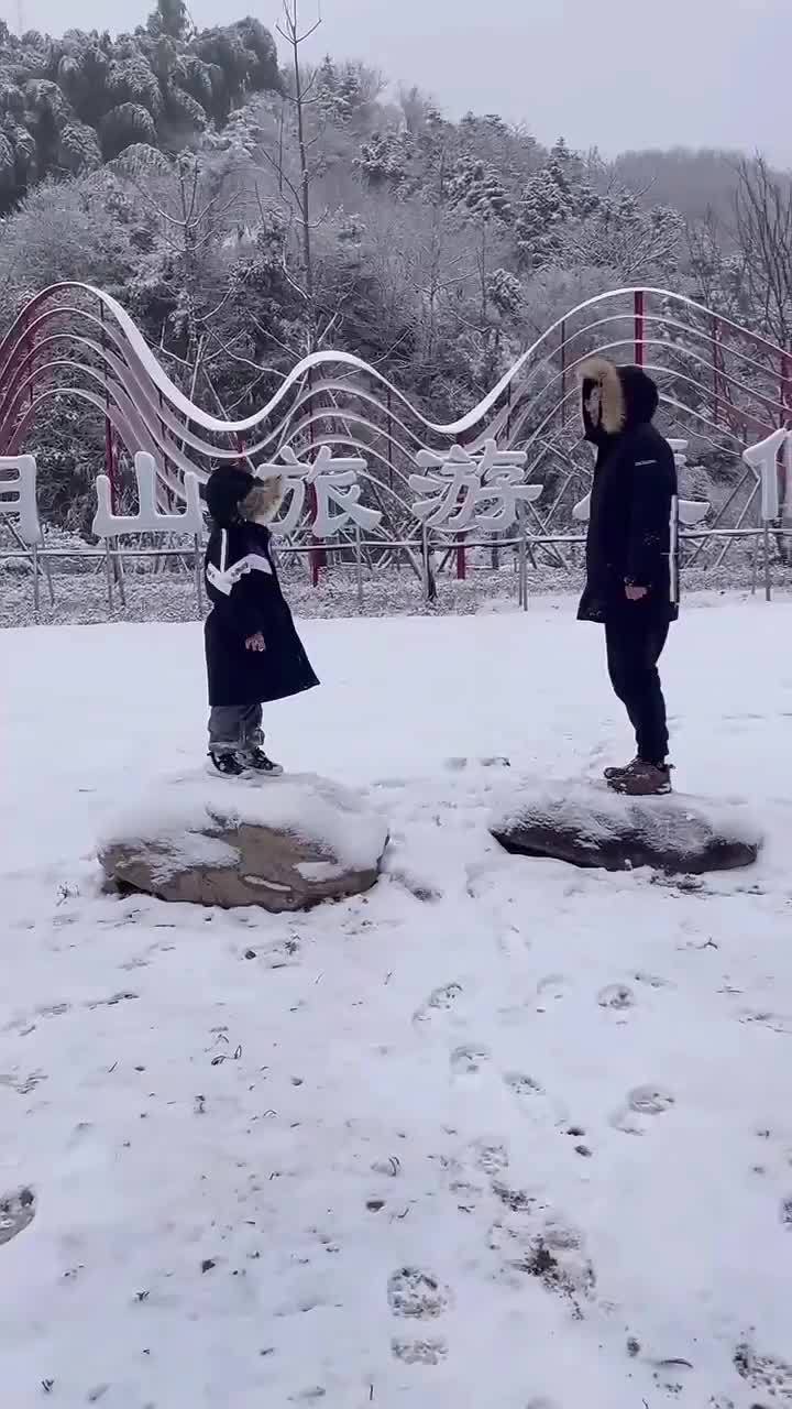 寒假随手拍宁波骆驼中心小学孙翊晨我和爸爸在雪中对诗