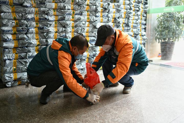同学 你的新书到啦 浙江邮政为中小学生配送教材
