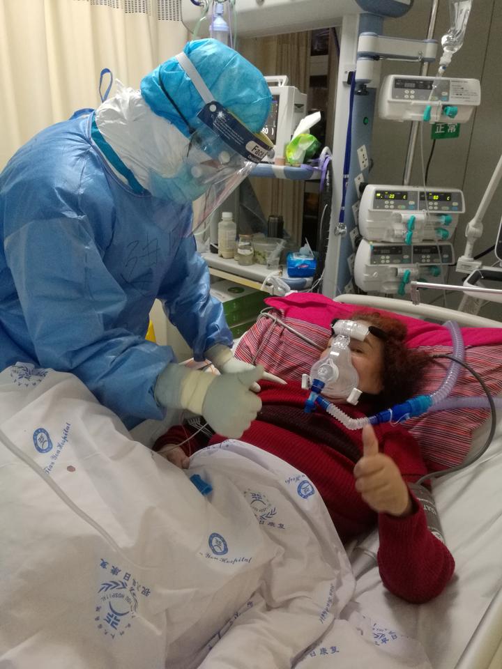 "带着氧气罩说话不方便,她总是手动给医护比赞表示感谢.