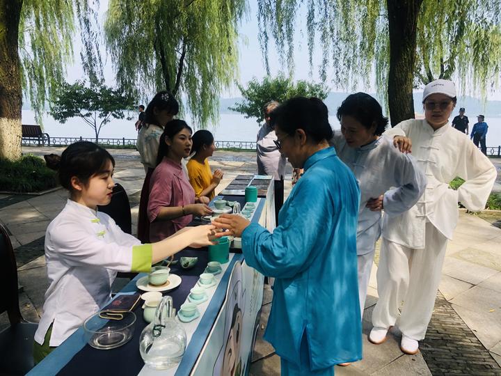 也欢迎您能加入到免费凉茶的服务中,为游客现场奉茶!