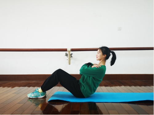 要点:·躺于垫上,手臂抱于胸口,脚底放于地面,双腿并拢,屈膝,腹肌发力