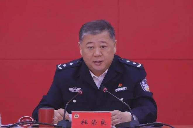 天目新闻记者注意到,杜荣良是一名30多年的"老公安",曾在其家乡江苏