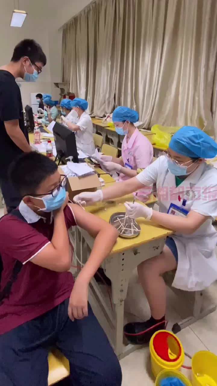 长沙周南梅溪湖中学1214岁学生接种新冠疫苗一起打苗苗吧