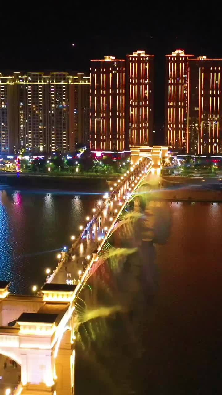 瓯江上的欧陆风情!青田网红桥呈现《侨浙里》沉浸式情境互动活动