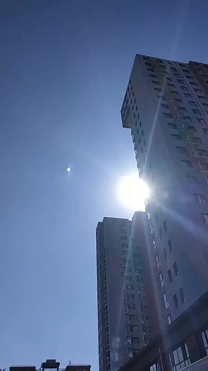 晴空万里无云和煦的阳光照的人暖洋洋期盼已久的大晴天