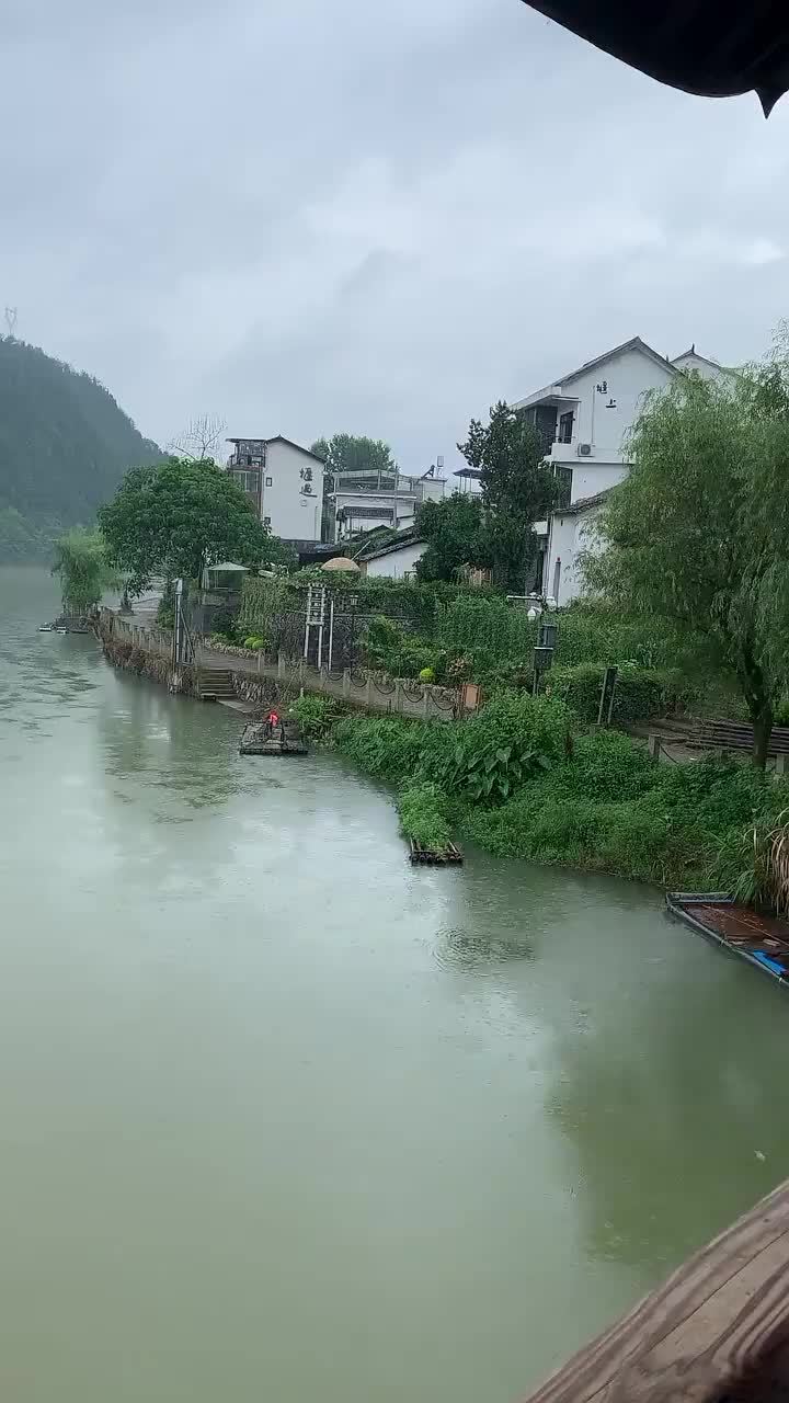 山中雨景图片