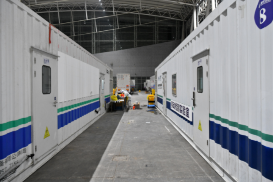 医务人员在检测方舱之间工作(11月5日摄).