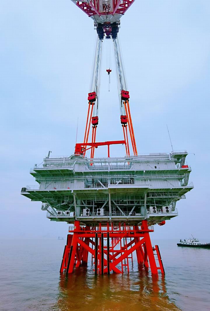 浙能嘉兴1号海上风电项目海上升压站上部组块吊装就位。管鹏程  摄.jpg
