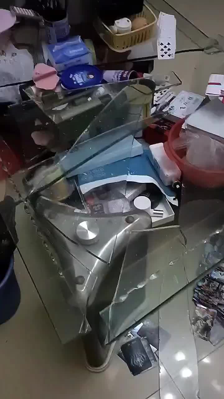 茶几被宝宝弄碎了
