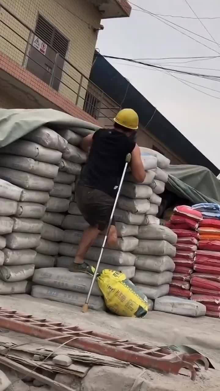 广西90后独腿搬运工黎鸣靠搬水泥撑起一片天
