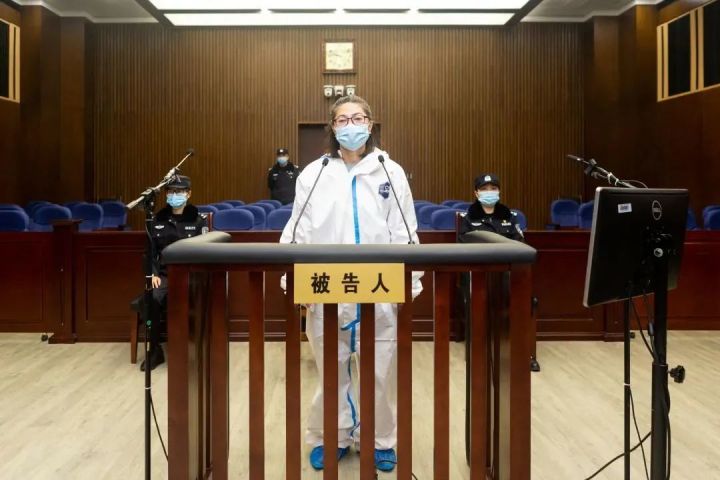 上海市奉贤区原副区长唐丽娜受审被控受贿超2401万元