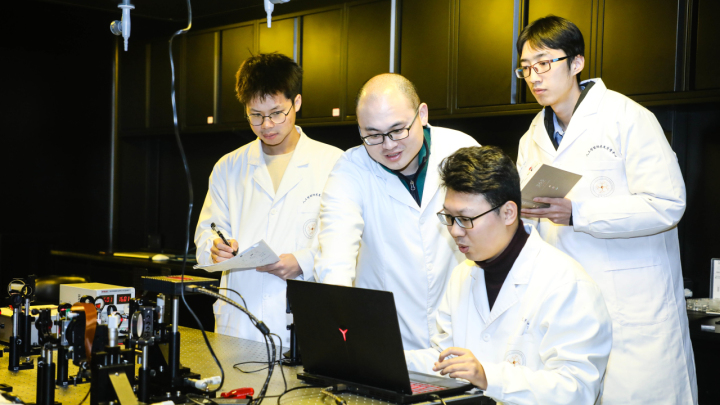 登上《科学》正刊 上海理工光子芯片成果“点亮”全球首块纳米三维立体屏