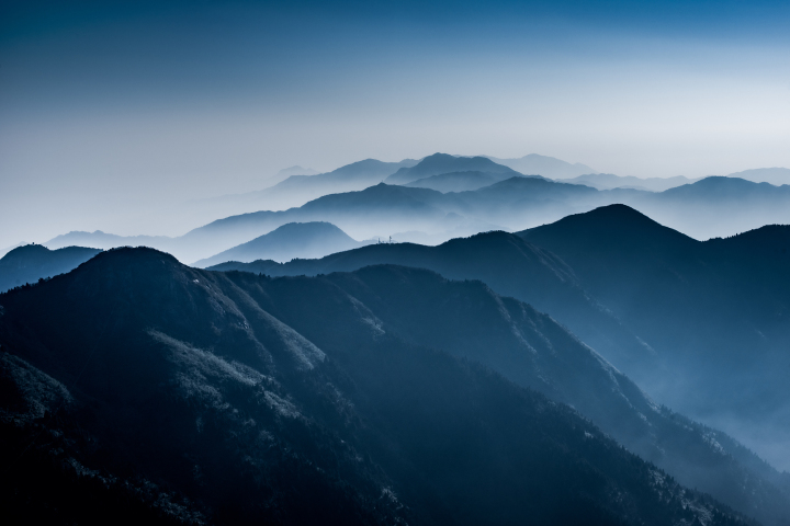 雾气在湖南衡阳南岳衡山群山之间升起，重峦叠嶂犹如一幅水墨画.jpg