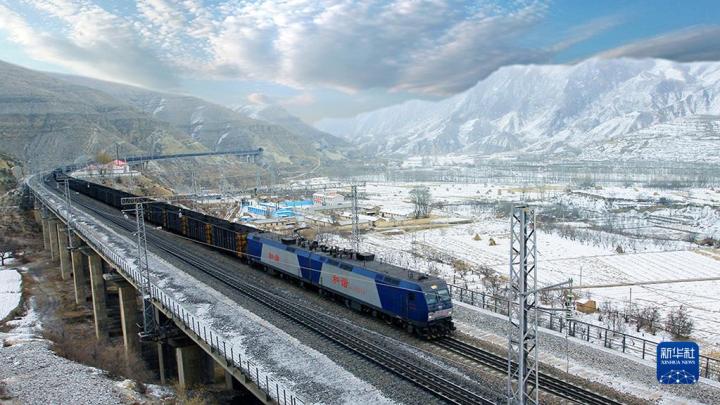 新华社记者近日在山西大同登上了一列2万吨重载列车,沿着千里大秦线