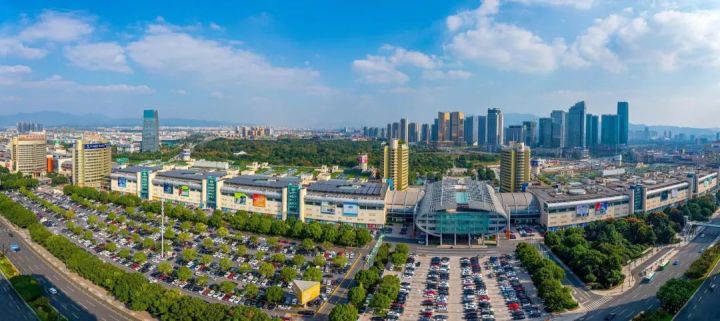 国际商贸城是我国首个以购物旅游为主题的国家aaaa级旅游景区面积达