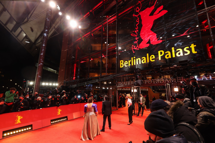 这是2月10日在德国柏林拍摄的柏林国际电影节开幕式红毯现场.