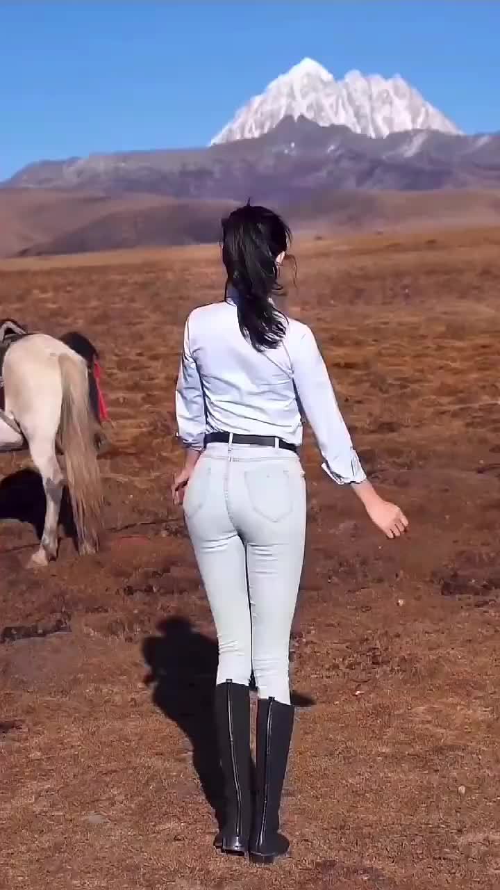 蓝天白云雪山大美女