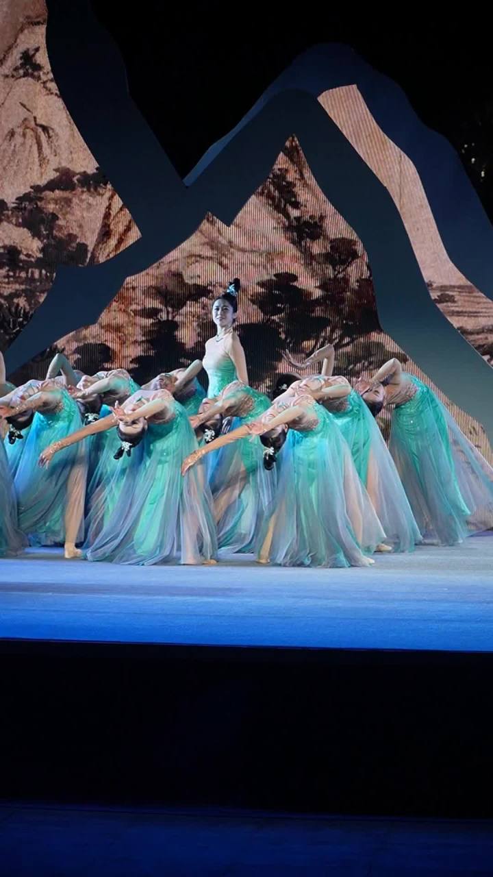 春晚忆江南来到浙江桐庐重现富春山居图实景地