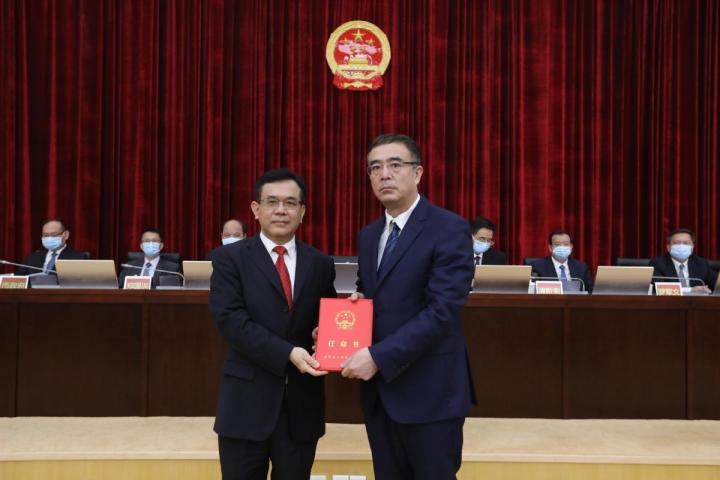 骆招群为新任命人员颁发任命书,并主持宪法宣誓仪式