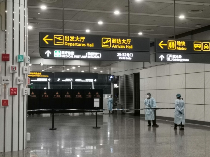 第一现场广州白云机场设置家属临时接待处凌晨仍有家属陆续到达