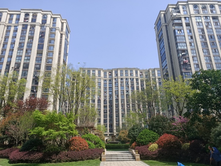 华师大引爆杭州钱江世纪城同光环下的蓝孔雀有房子一年降200多万