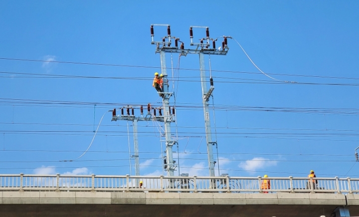 杭州亚运会重要保障项目合杭高铁湖杭段明起接触网送电沿线居民这些
