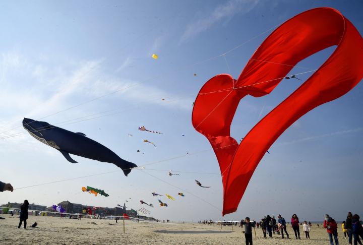 法国举行国际风筝节心形风筝惹人注目