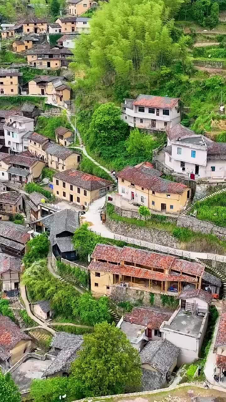 浙江松阳陈家铺村坐落于海拔850米悬崖之上的600年古村落