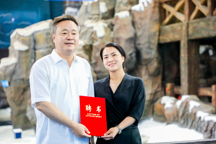 给救护团队专家张先锋颁发聘书.jpg