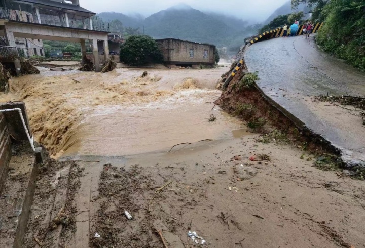 广西北流遭泥石流灾害 天目新闻连线亲历者 赤脚步行四五小时逃离