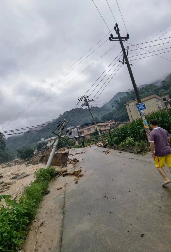 广西北流遭泥石流灾害 天目新闻连线亲历者 赤脚步行四五小时逃离