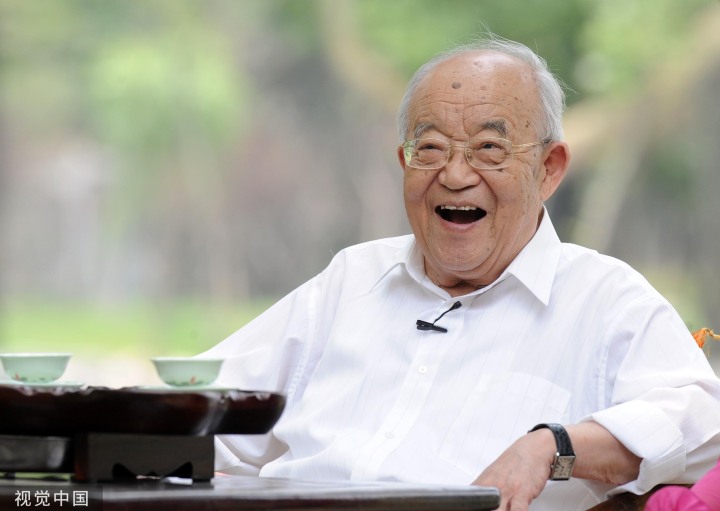2009年5月29日，素有“中国词坛泰斗”之称的著名文化名人、著名词作家乔羽回到自己的家乡山东济宁，与主持人共话大运河。.JPG
