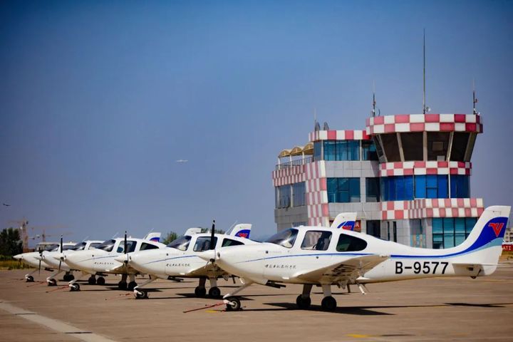 洛阳机场上的中飞院sr20训练机队&nbsp; 唐一凡 摄