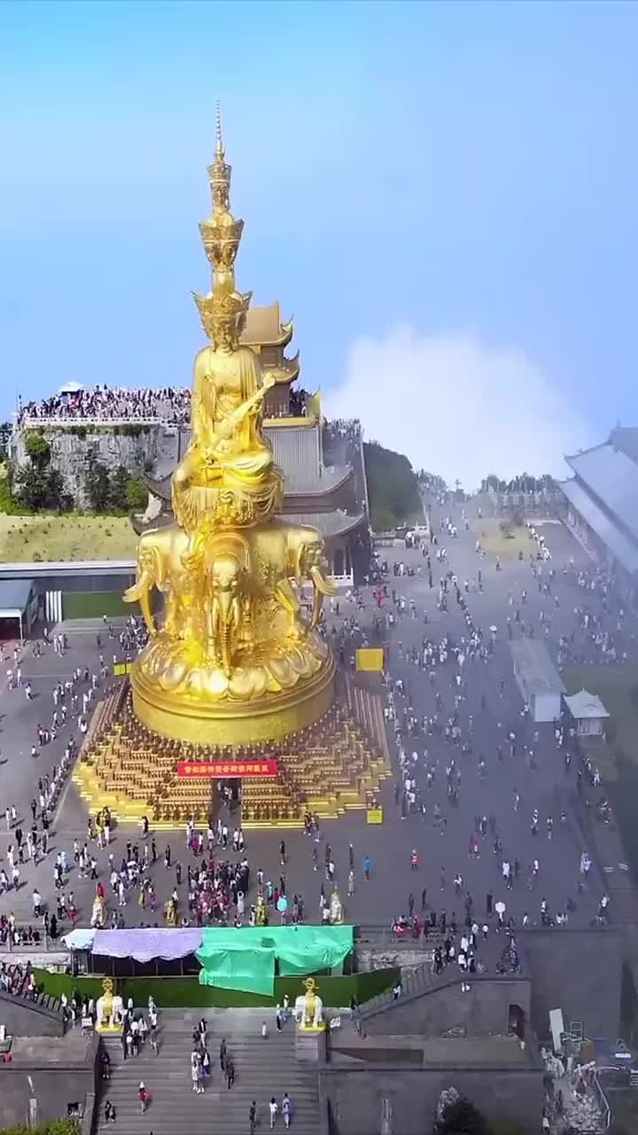峨眉山金顶金光闪闪佛光普照真正的人间仙境