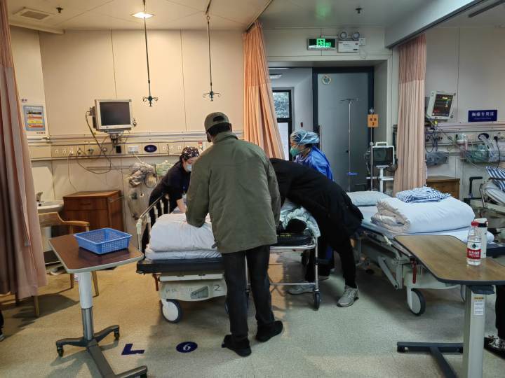 下午4点14分1号抢救室6床病人到来.jpg