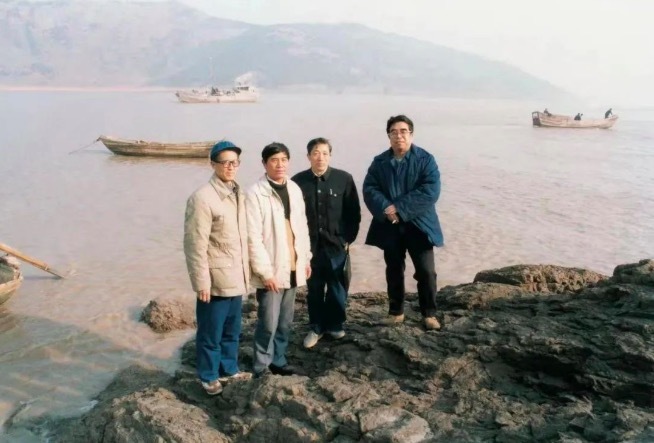 1982年，于洪福（右一）和科研团队在海盐县实地考察.jpg