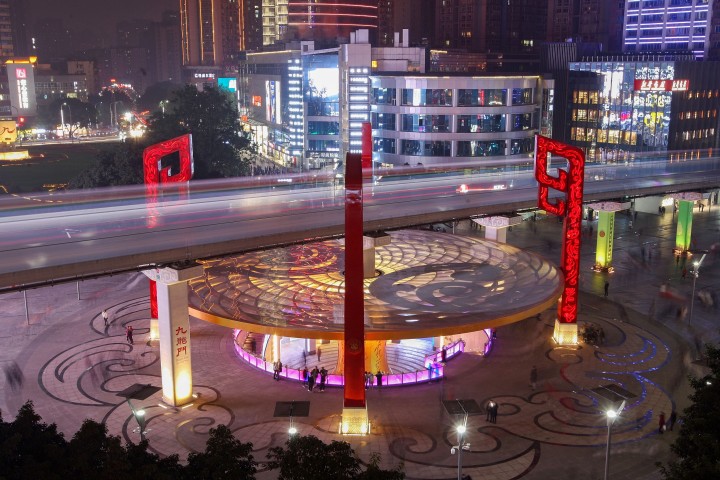 重庆，夜色中的九龙门形似“鸳鸯火锅”。.jpg