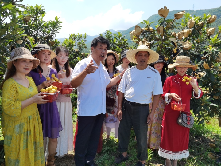 金华市浦江县“帮忙老哥“老干部志愿者化身网络主播助力乡村振兴。　浦江县委组织部（老干部局）供图.jpg