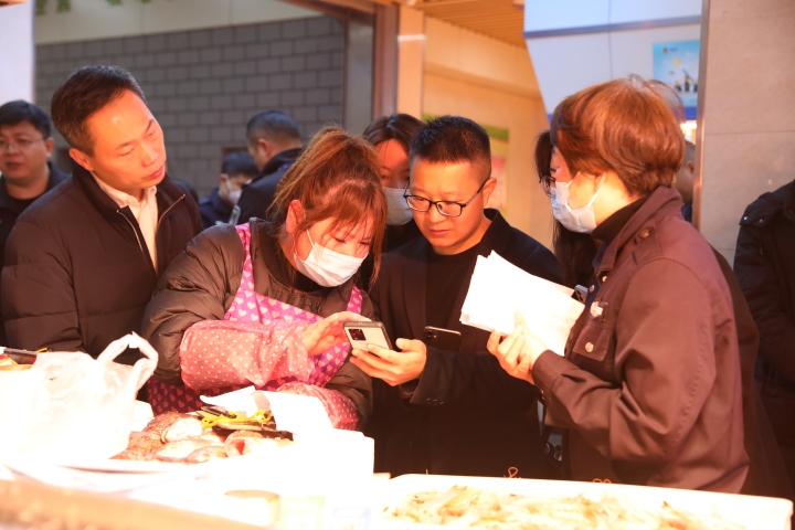 记者（右二）跟着执法人员到<font color='red'>椒江</font>万济池菜场检查违禁鱼2。共享联盟·<font color='red'>椒江</font> 葛嘉仪 摄.JPG