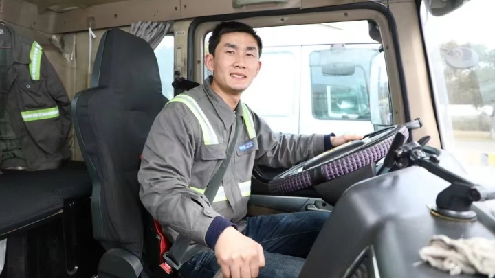 资深司机高速迷路求助导航，停车查路线引发热议,高速公路安全,驾驶行为规范,智慧警务系统,导航使用注意事项,高速公路停车危害,驾驶技巧与导航,第1张