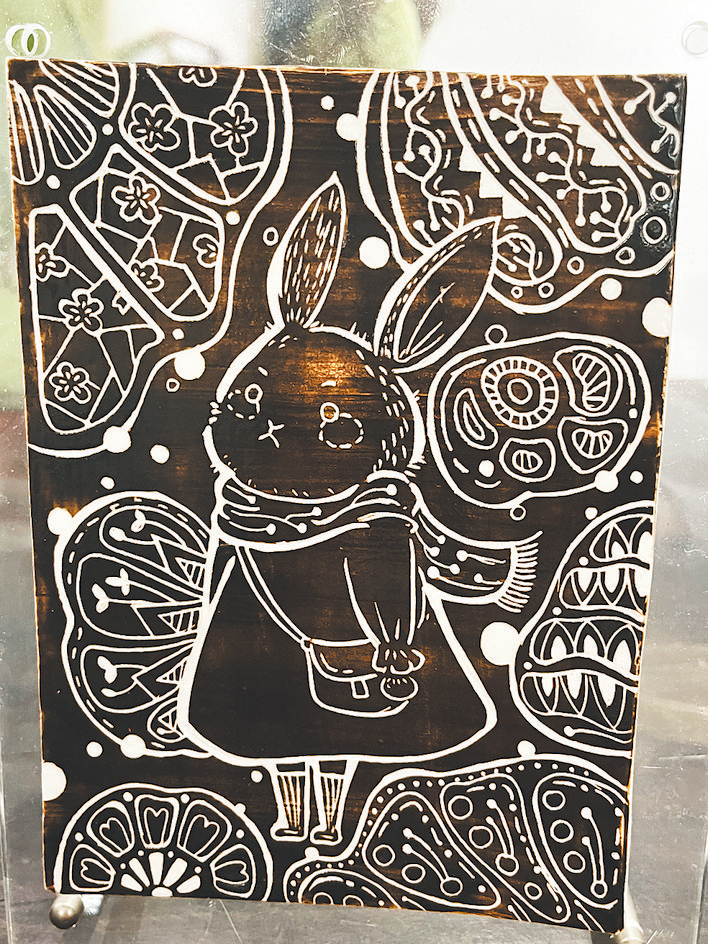 张文卿创作的卡通兔瓷板画。