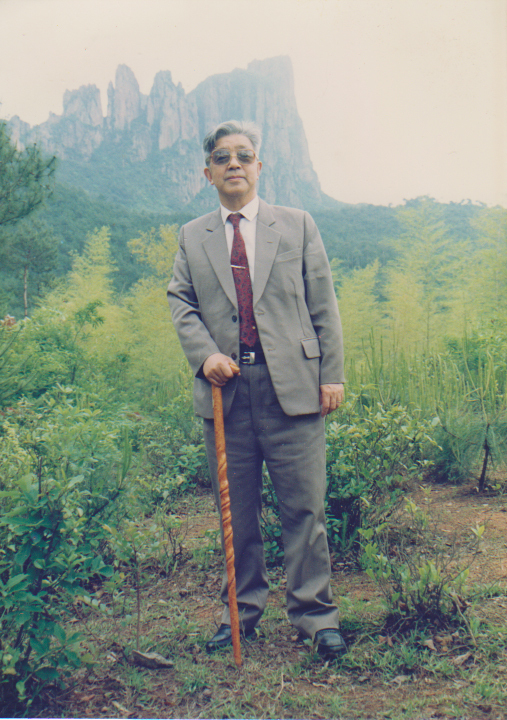图一、洪汛涛先生在仙华山山上。.jpg
