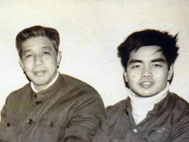 三、1981年2月，洪汛涛和洪画千父子二人在重庆中路家中合影。.jpg