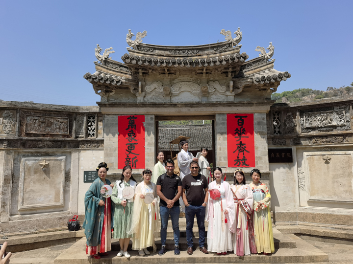 钟秀园贞义书院前汉服旅游体验师和外国游客合影（中图）.jpg