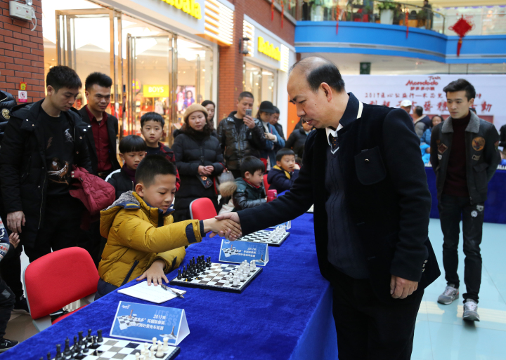 叶荣光与小棋手“过招” 王赛珍摄.JPG