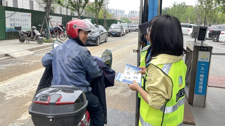 反诈义警为工友戴好“反诈安全帽”