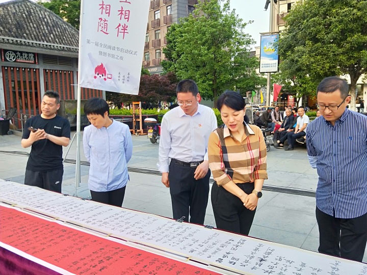 6▲陈洪标陪同领导介绍长卷情况.jpg